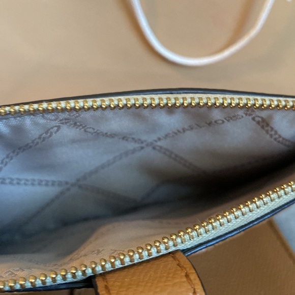 ⭐️MICHAEL KORS⭐️Gold & Camel Jet Set Large Signature Logo Wallet/EUC - Picture 8 of 10